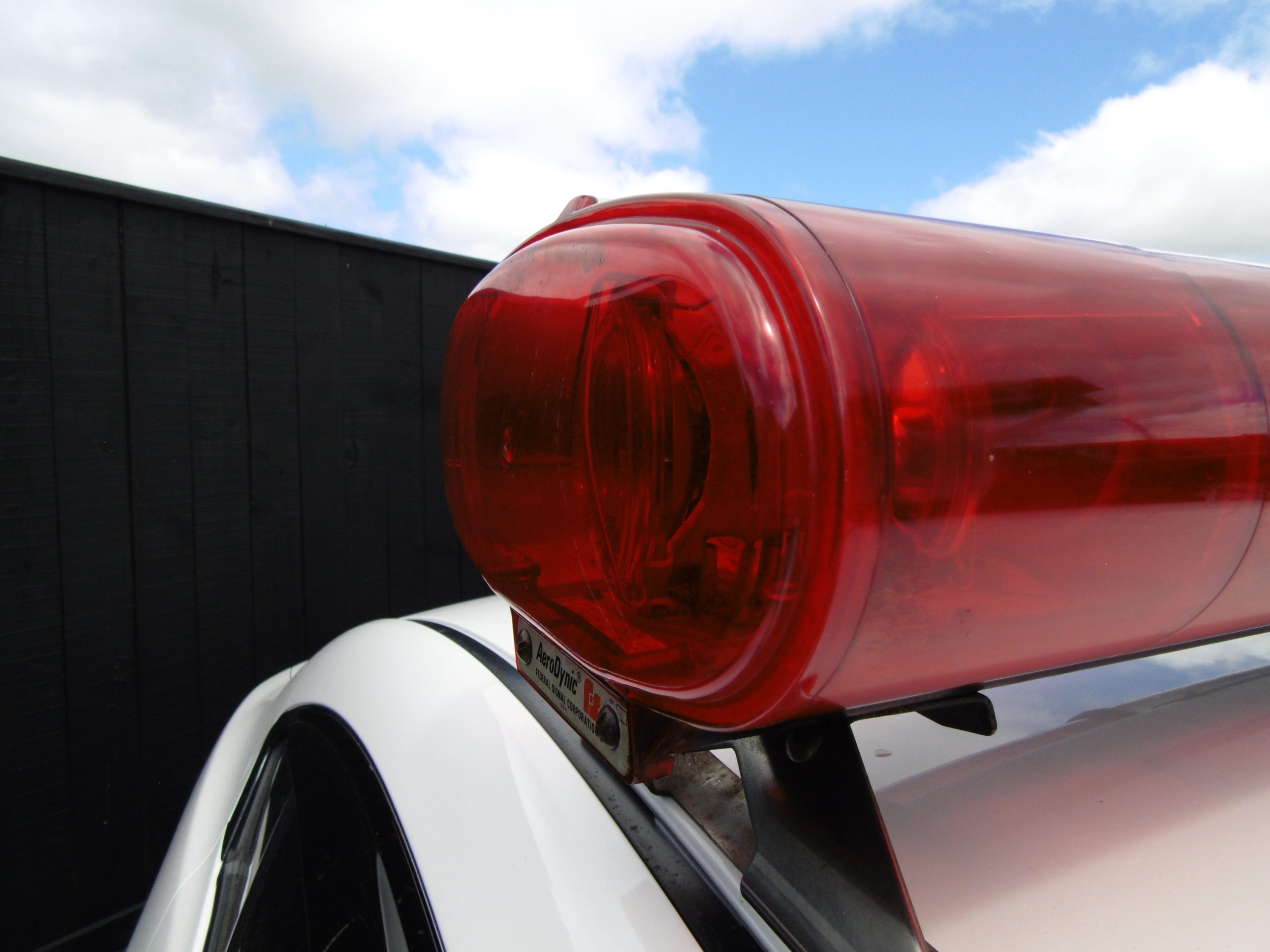 FEDERAL SIGNAL AERODYNIC RED/BLUE LIGHTBAR - Image 2